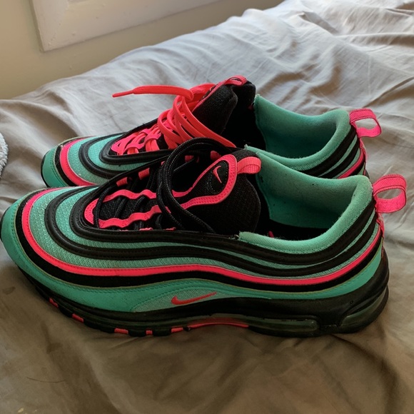 Nike - Picture 2 of 4